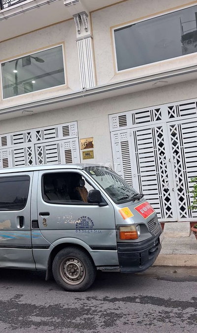 Toyota Hiace 2002 Bạc