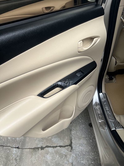 Toyota Vios màu Vàng cát