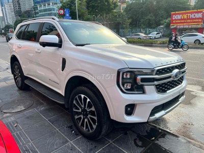Ford Everest 2025 Platinum Trắng 9 nghìn km HIẾM