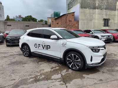 VinFast VF8 màu Trắng