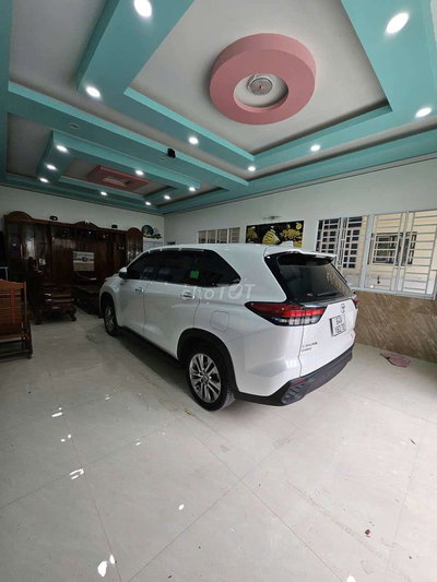 Toyota Innova Cross Trắng 5692 km
