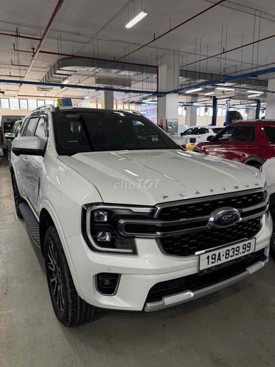 Ford Everest Platinum 2025 màu trắng