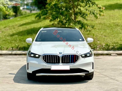 Xe BMW 5 Series 520i 2025