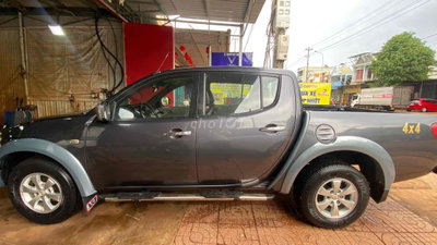 Mitsubishi Triton Xám 5 chỗ