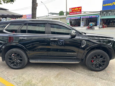 Ford Everest Titanium 2025 4x4 bảo hành2027 vay75%