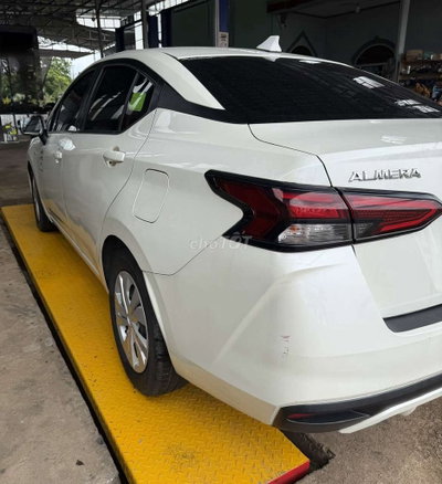 Nissan Almera Trắng