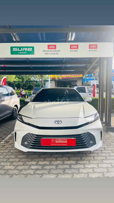 Toyota Camry HEV 2025 Trắng 15.000 km chính hãng