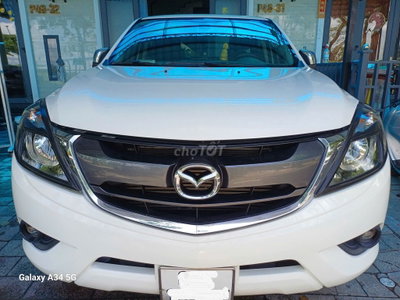 Xe bán tải màu trắng Mazda BT-50 2.2 AT 4x2