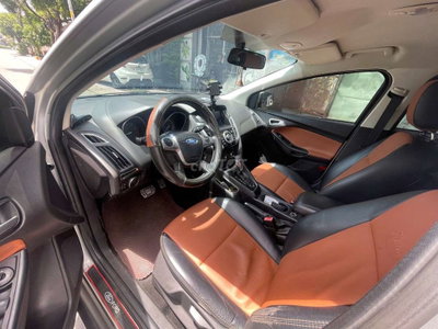 Ford Focus Bạc