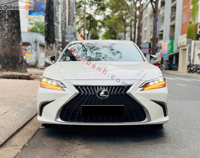 Xe Lexus ES 300h 2023