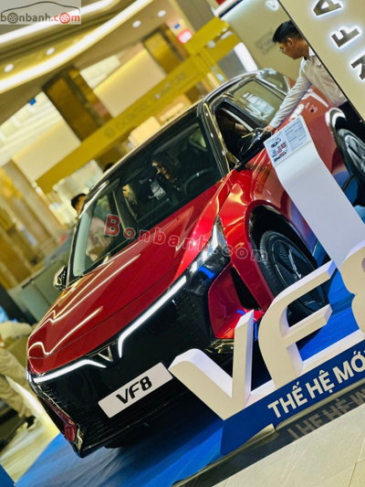 Xe VinFast VF8 Eco 2026