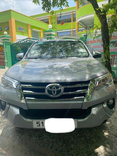 Gia đình cần bán xe fortuner 2019 số sàn màu bạc