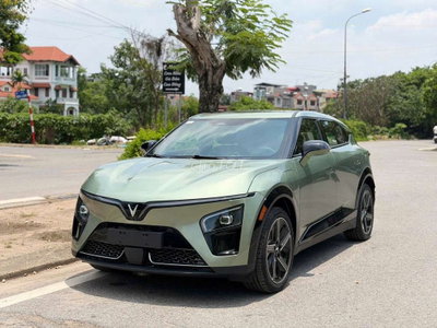 Xe điện VinFast VF7 màu Cốm