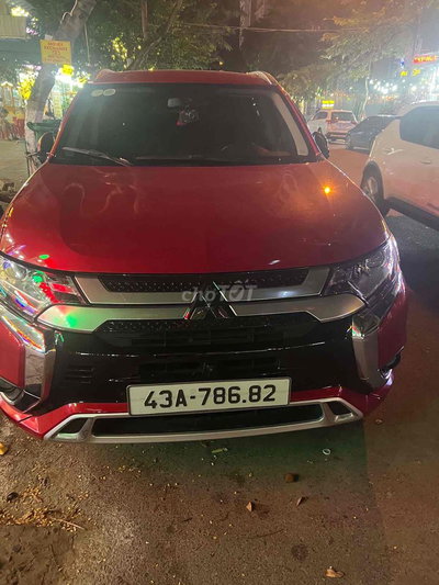 Mitsubishi Outlander màu Đỏ