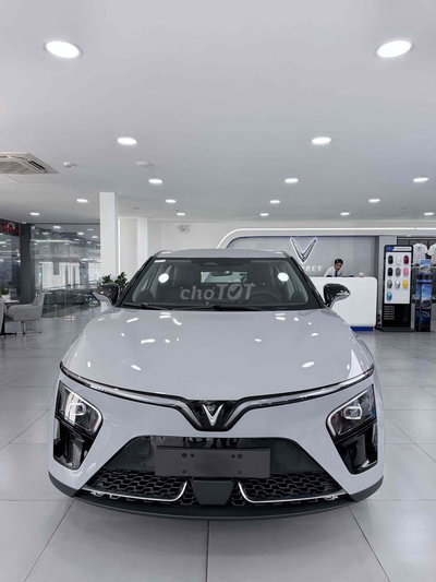Xe điện VinFast VF7 Eco, giảm sốc 13%