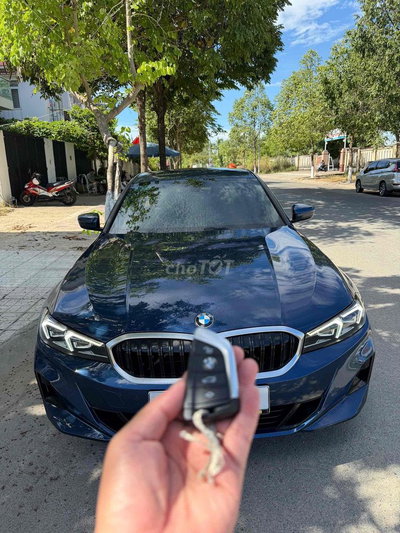 BMW 320i Sport Line 2024 Xanh 32,000 km