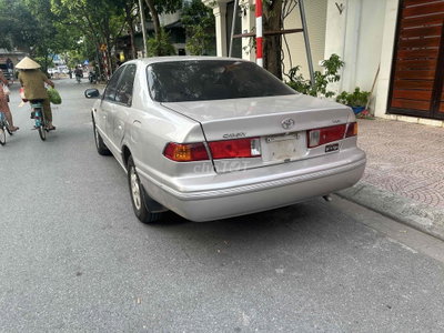 Toyota Camry 5 chỗ màu Bạc