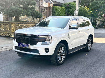 Ford Everest Titanium 2 cầu 2022 nội thất nâu Lướt