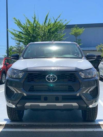 Toyota Hilux 2025 2.4L 4x4 MT - XE GIAO NGAY