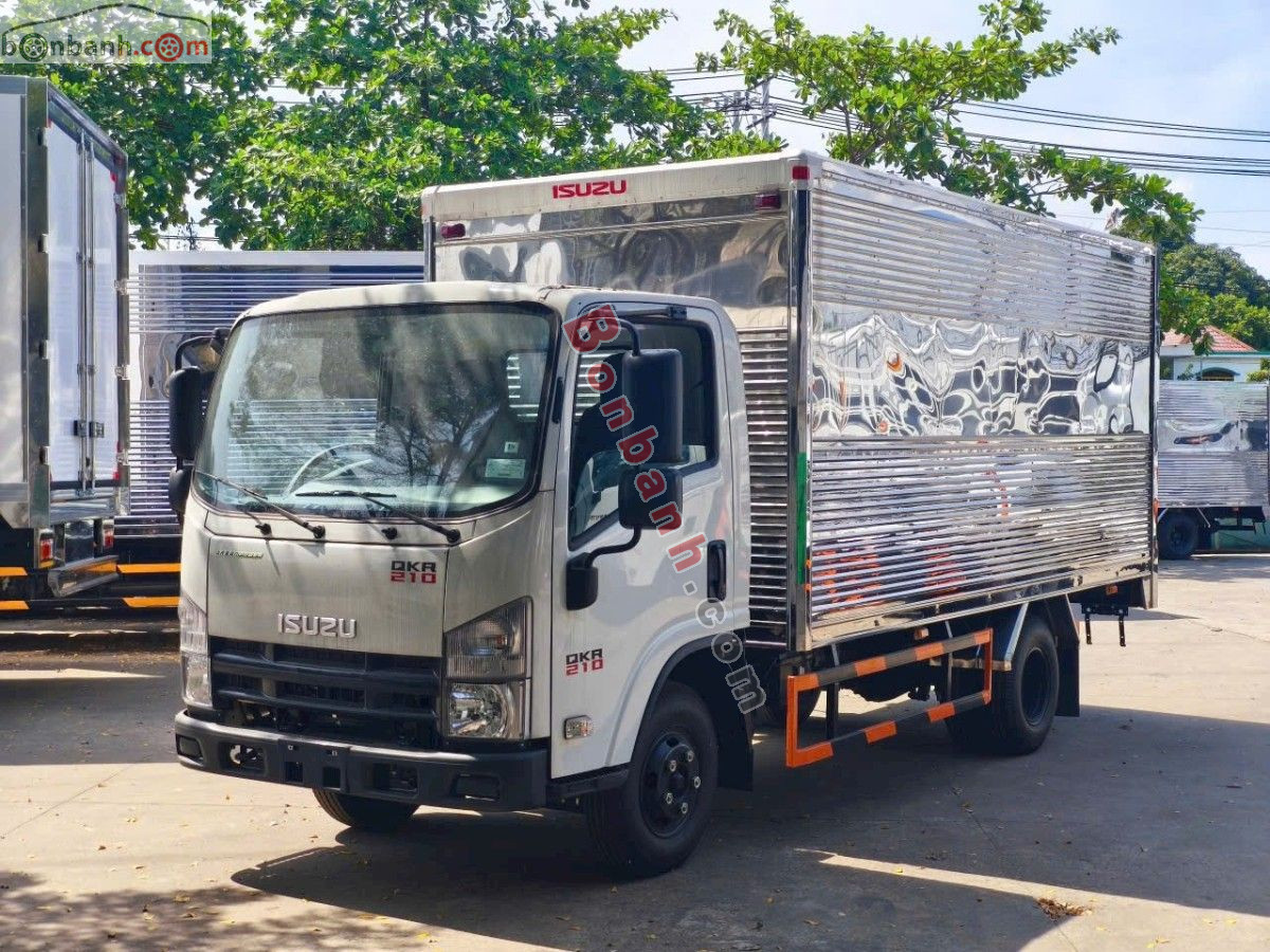 Xe Isuzu QKR QMR77HE5A Thùng Kín 2025