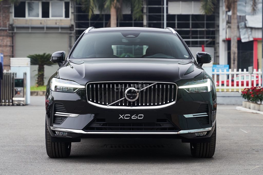 Volvo XC60 B6 Ultra 2025 ưu đãi 200 triệu đồng