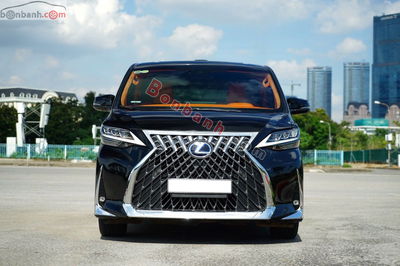 Xe Lexus LM 300h Royal Lounge 2020