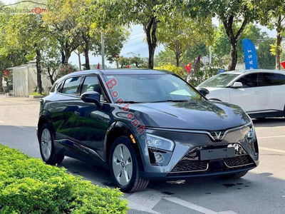 Xe VinFast VF7 Eco 2025