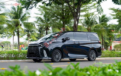Xe Lexus LM 500h 2024