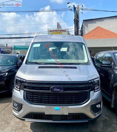 Xe Ford Transit Trend 2025