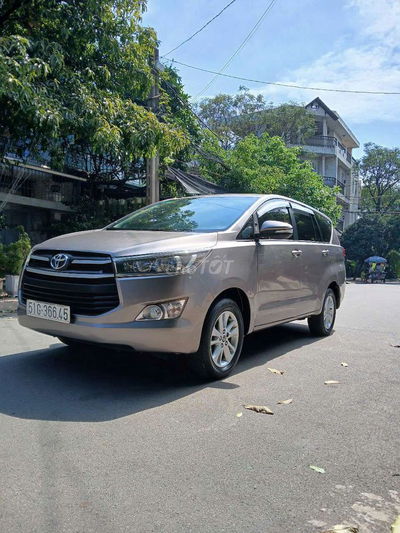 TOYOTA INNOVA 2,0 E mầu đồng oánh kiêm