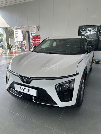 VinFast VF7 2025