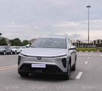 VinFast Limo Green 2025