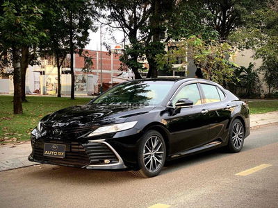 Toyota Camry 2022 2.0Q Đen/Kem 11 ngàn KM Lướt