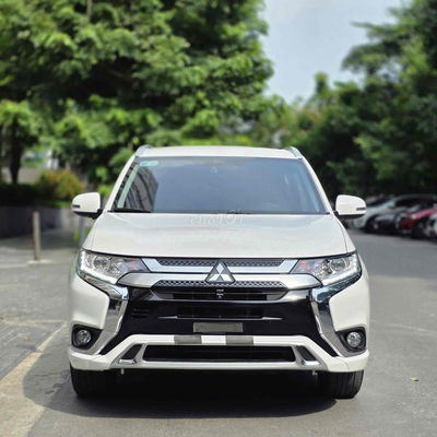 Mitsubishi Outlander 2.0CVT model 2023 màu trắng
