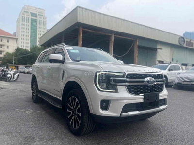 Everest 2025 Platinum 4x4 trắng/đen mới sẵn giao