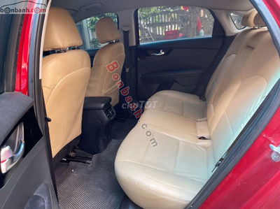 Kia Cerato màu đỏ