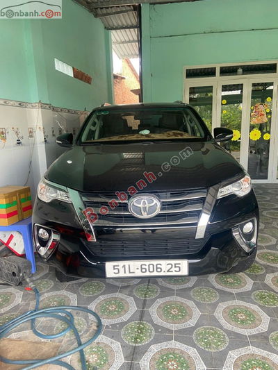 Xe Toyota Fortuner 2.7V 4x2 AT 2017