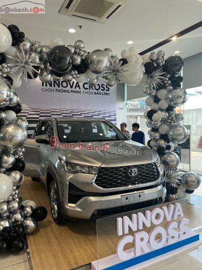 Xe Toyota Innova Cross HEV 2.0 CVT 2025