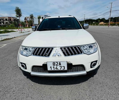 Pajero Sport 4x4 máy dầu hai cầu có đỗ xe