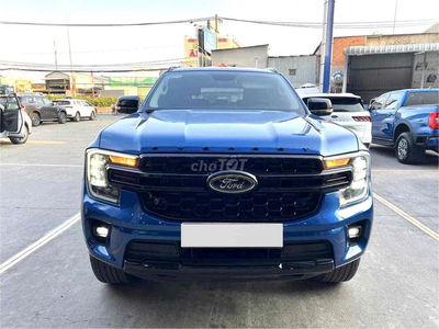 Ford Everest 2023 Sport màu xanh hiếm, ht góp