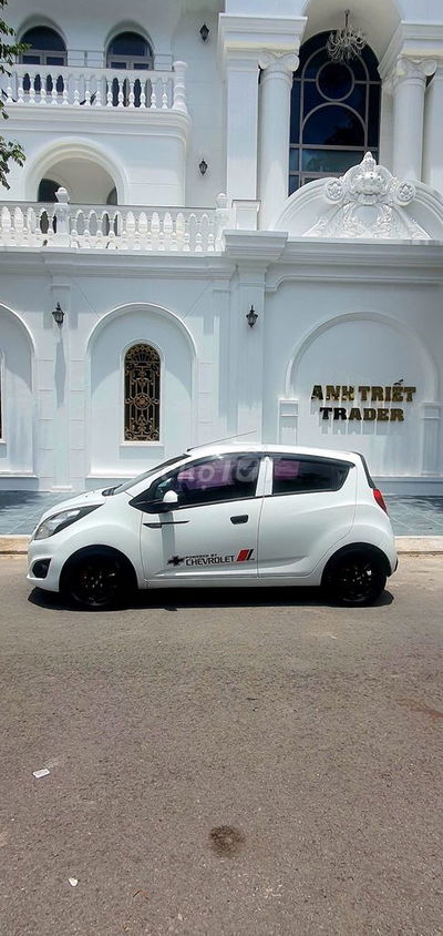 Chevrolet Spark 2017 màu trắng, máy 1.2, 5 chỗ.