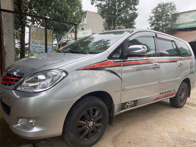 Xe gia đình Toyota Innova 7 chỗ màu bạc