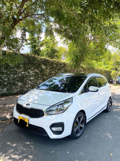 Cần bán xe Kia Rondo 2016 - MT - Trắng