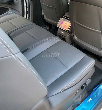 VinFast VF9 Plus màu trắng trần thép 7 chỗ 2024