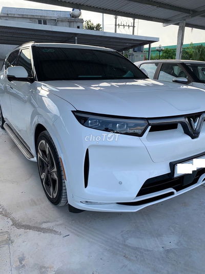 VinFast VF9 Plus màu trắng trần thép 7 chỗ 2024