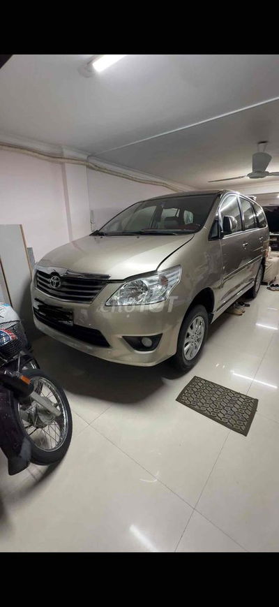 Toyota Innova 2012 2.0V - 12500 km