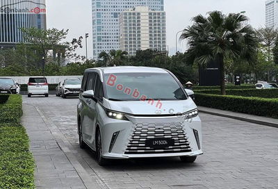 Xe Lexus LM 500h 2025