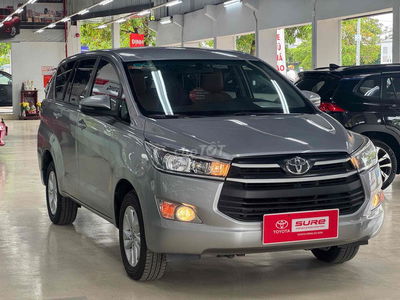 Toyota Innova 2.0E số sàn 2019 màu bạc xe gia đình