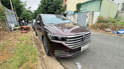 Viloran luxury đời 2024, màu đỏ, đi được 12000 km