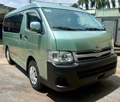 Toyota Hiace phom mới máy dầu tải VAN chạy giờ cấm